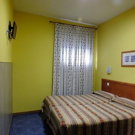Hostal Los Claveles Torrejón de Ardoz Eksteriør billede