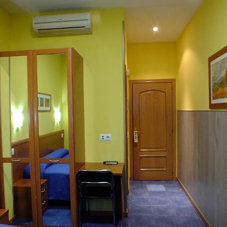 Hostal Los Claveles Torrejón de Ardoz Eksteriør billede