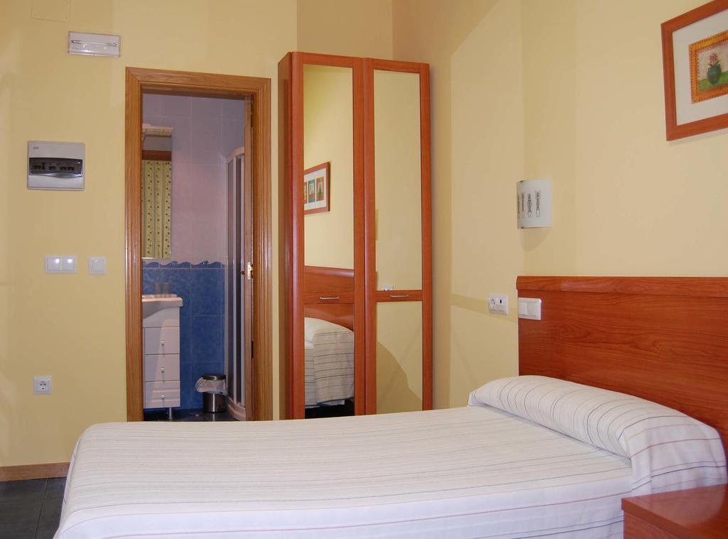Hostal Los Claveles Torrejón de Ardoz Eksteriør billede