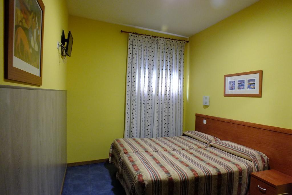 Hostal Los Claveles Torrejón de Ardoz Eksteriør billede