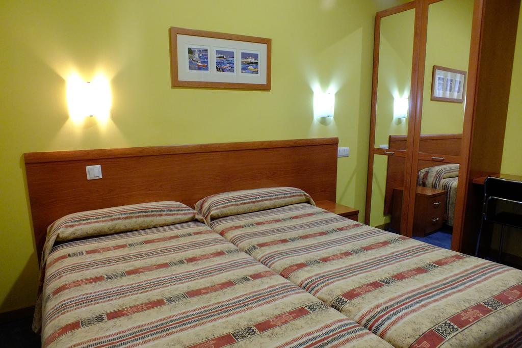 Hostal Los Claveles Torrejón de Ardoz Eksteriør billede