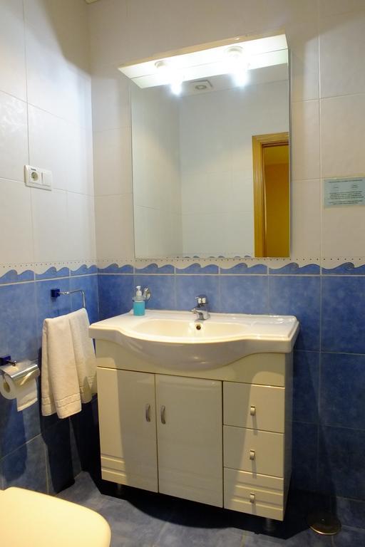 Hostal Los Claveles Torrejón de Ardoz Eksteriør billede