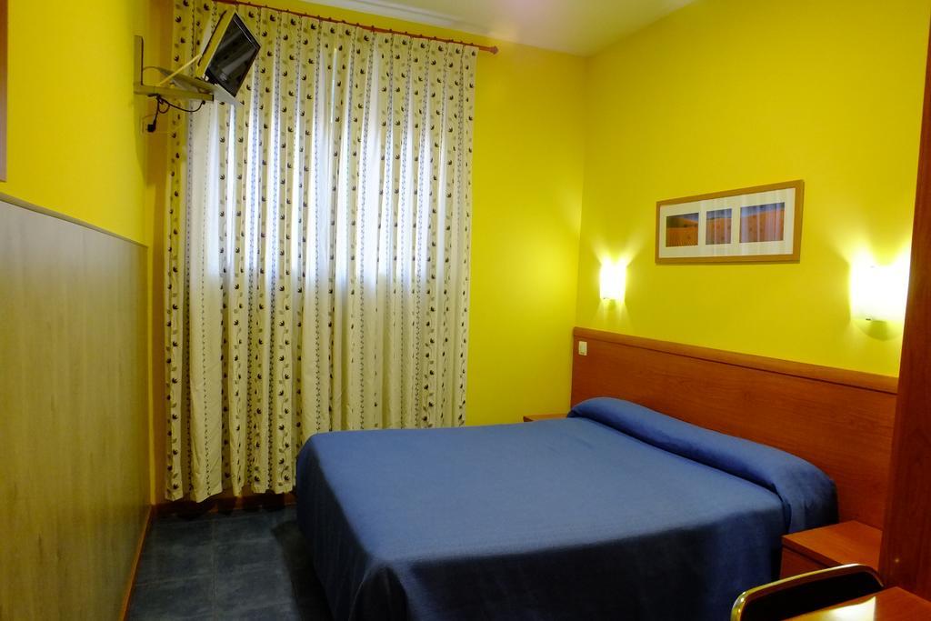 Hostal Los Claveles Torrejón de Ardoz Eksteriør billede