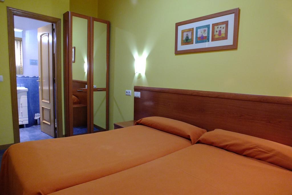 Hostal Los Claveles Torrejón de Ardoz Eksteriør billede