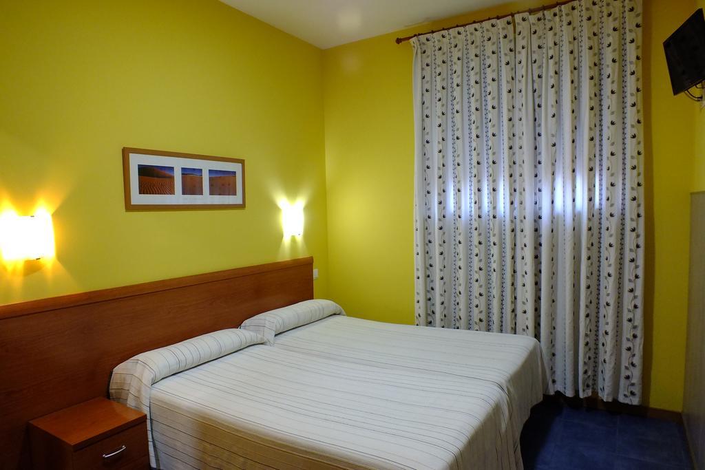 Hostal Los Claveles Torrejón de Ardoz Eksteriør billede
