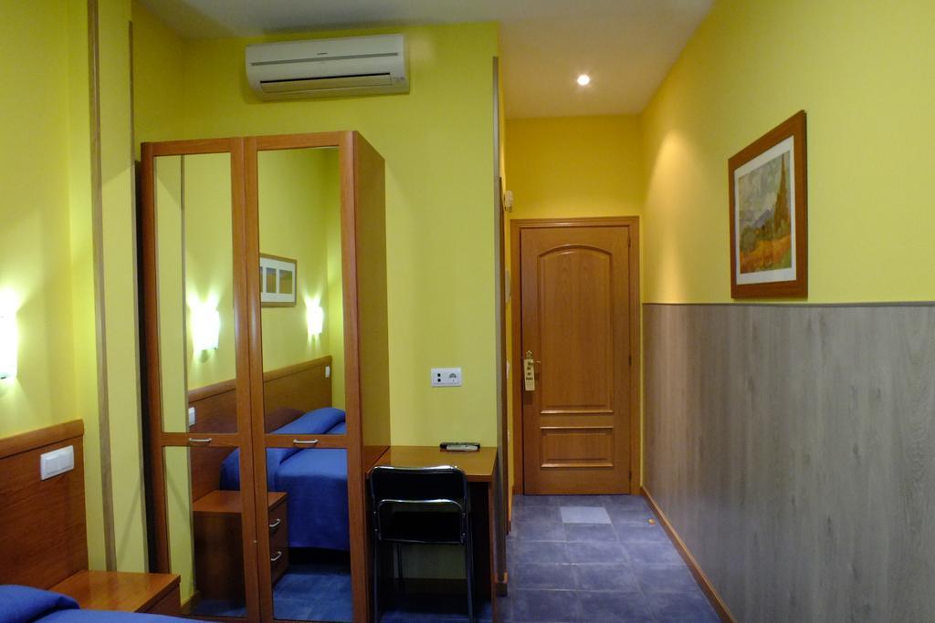 Hostal Los Claveles Torrejón de Ardoz Eksteriør billede